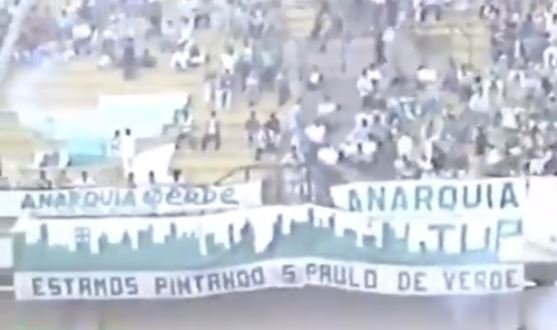 Materiais da torcida Anarquia Verde, junto a faixas da TUP (Torcida Uniformizada do Palmeiras) 
nas arquibancadas do Estádio do Pacaembu, em 1989 [38].
