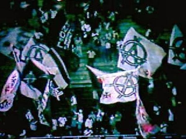 Bandeiras da Anarquia Vascaína tremulando nas arquibancadas, 
em imagem capturada durante transmissão televisiva [34].